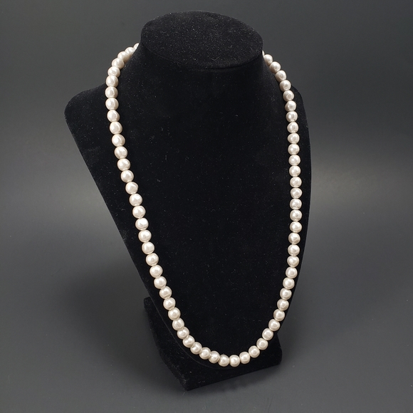 Jewelry - VINTAGE Silvery Faux Pearl Unique Necklace